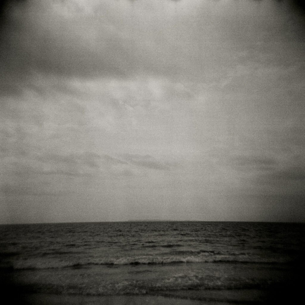 Là où disparaît le ciel, photographie argentique noir et blanc d'Aurélien Hubert : mer et ciel fondus dans une brume grise.