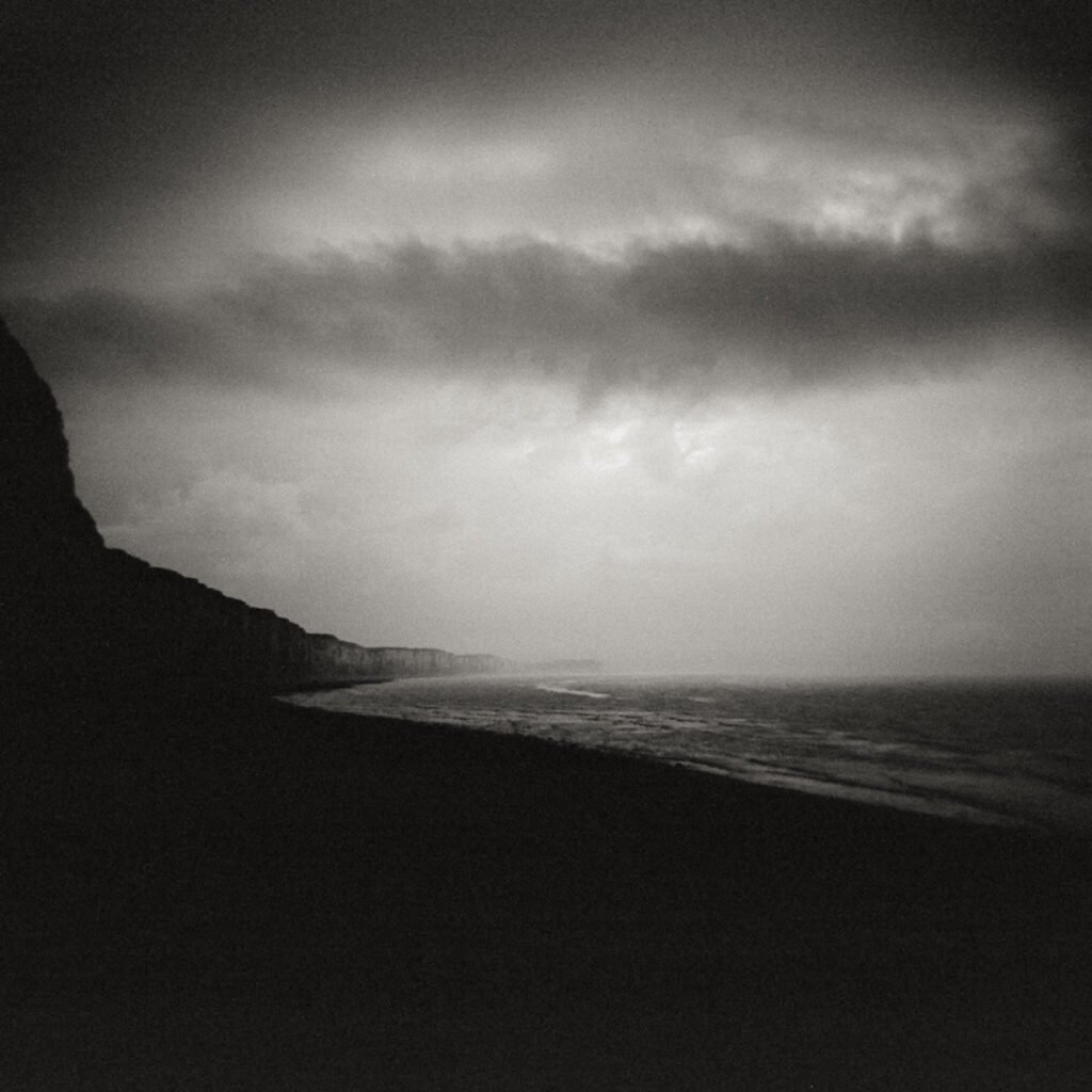 Là où disparaît le ciel, photographie argentique noir et blanc d'Aurélien Hubert : mer et ciel fondus dans une brume grise.