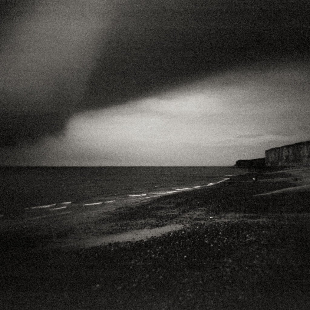 Là où disparaît le ciel, photographie argentique noir et blanc d'Aurélien Hubert : mer et ciel fondus dans une brume grise.