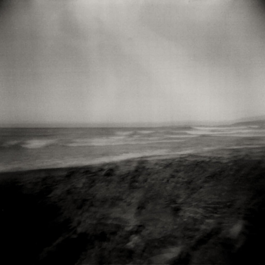 Là où disparaît le ciel, photographie argentique noir et blanc d'Aurélien Hubert : mer et ciel fondus dans une brume grise.