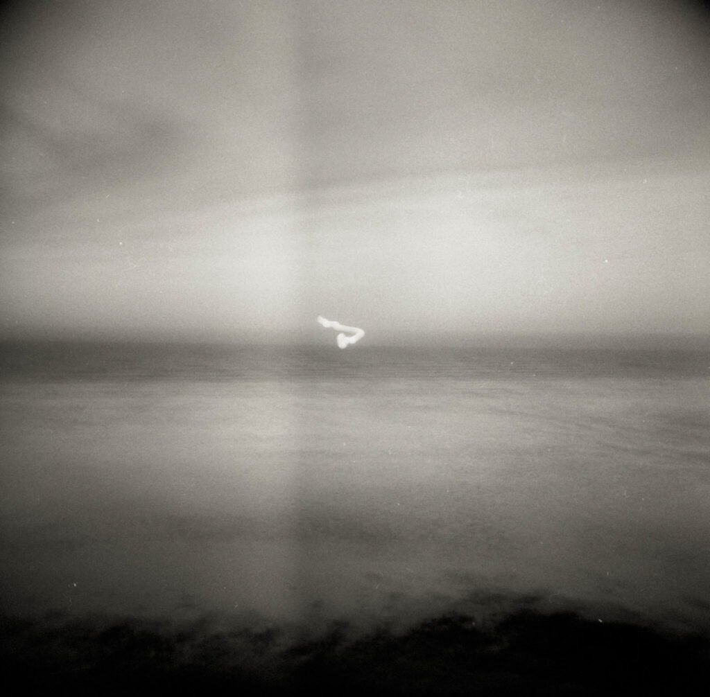 Là où disparaît le ciel, photographie argentique noir et blanc d'Aurélien Hubert : mer et ciel fondus dans une brume grise.